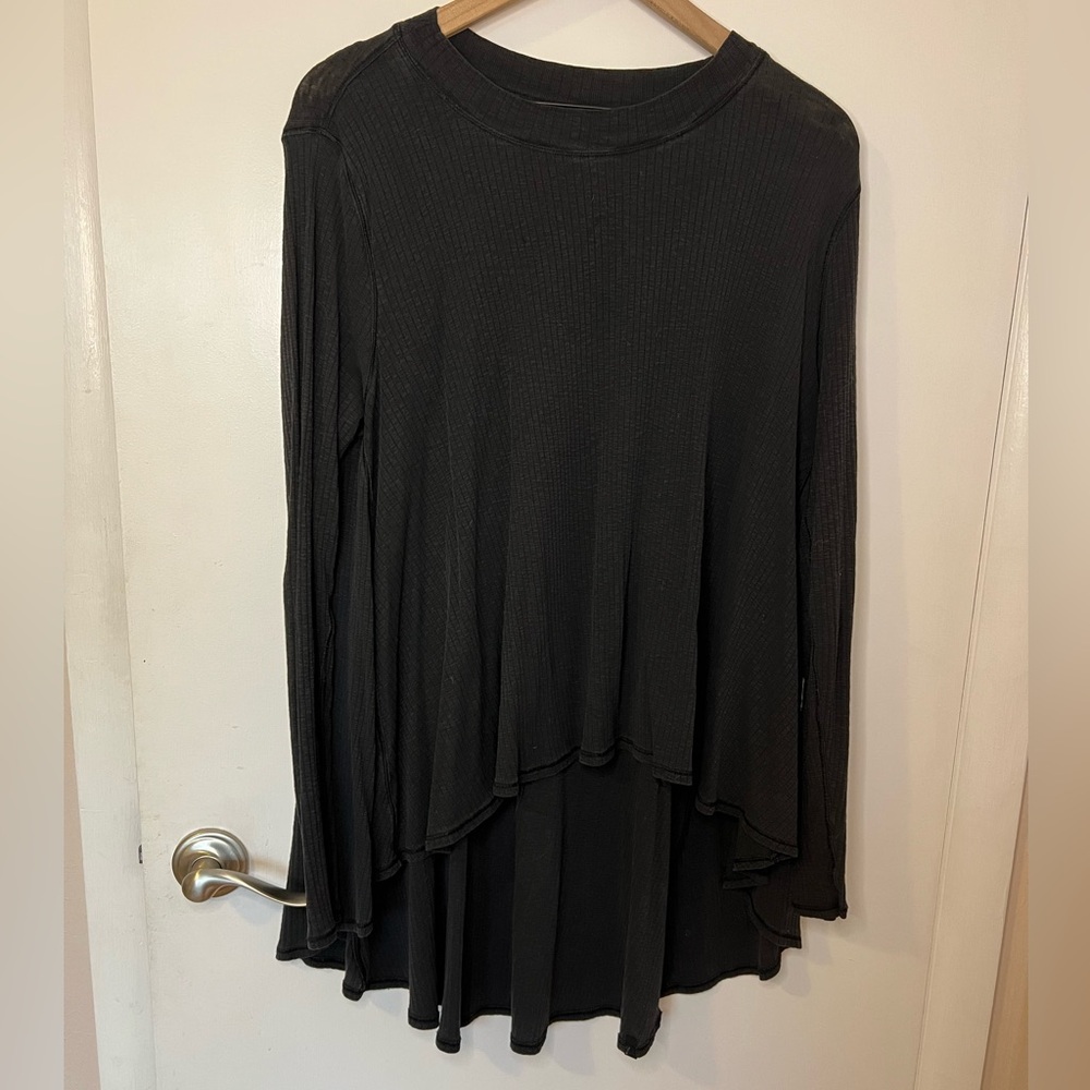 Lululemon long sleeve light weight ribbed shirt with high-low bottom, black sz L